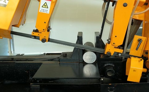 侨乡街道开发区数控带锯床自动送料精度会出现偏差吗？